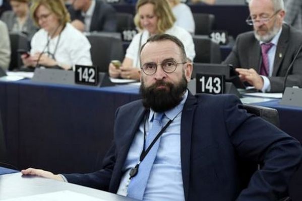 Венгерского евродепутата от консервативной партии Орбана задержали на вечеринке с голыми мужчинами. Он подал в отставку