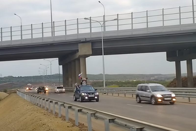 Крымский мост открыли для общего движения. Видео