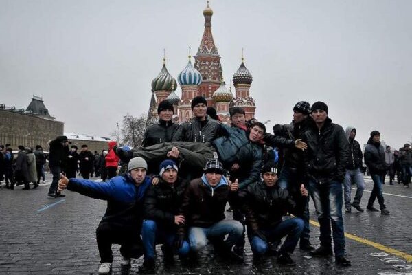 Специалисты массово покидают Россию — власти РФ собираются заменить их мигрантами