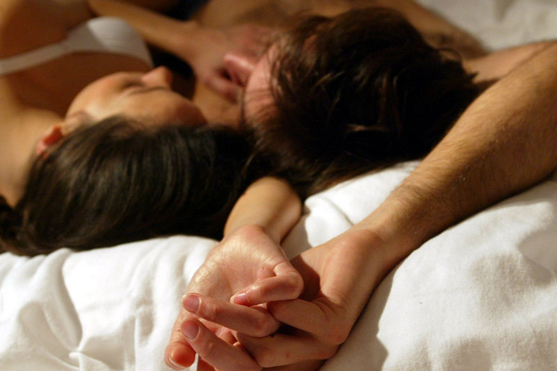 Тесный контакт: почему влюбленным полезно спать в обнимку?