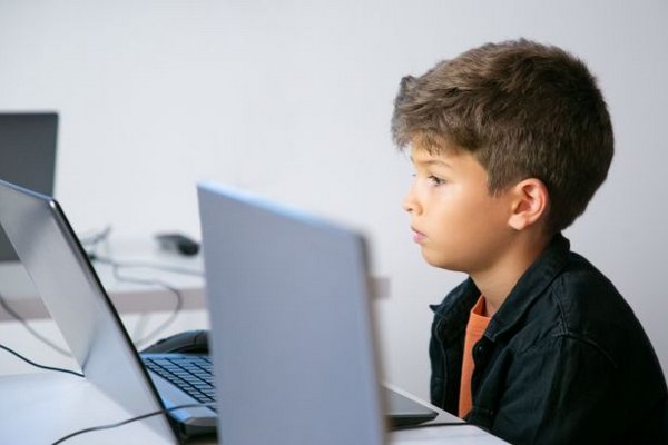Как защитить ребенка от кибербуллинга: советы Минреинтеграции