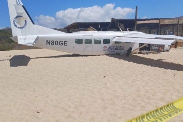 На пляже в Мексике во время аварийной посадки самолета с парашютистами погиб мужчина