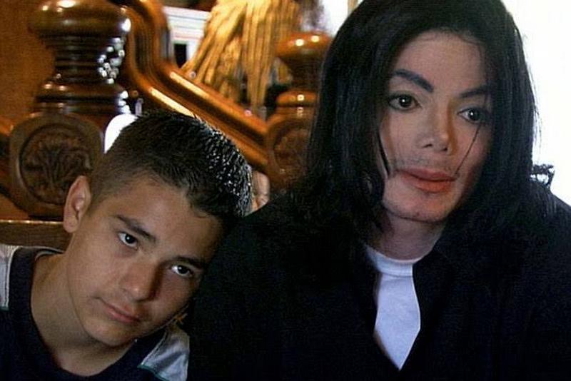 Двое мужчин обвинили Майкла Джексона в растлении