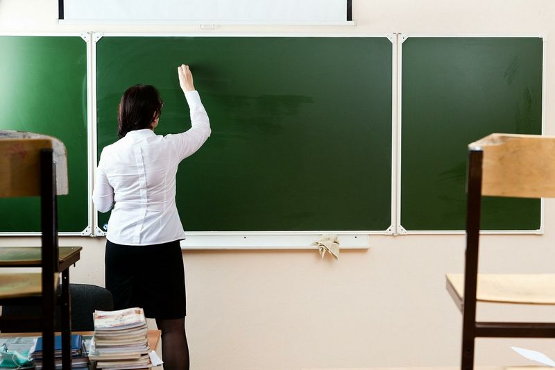 Защита учителей: Раде предлагают ввести штрафы за издевательство над преподавателями