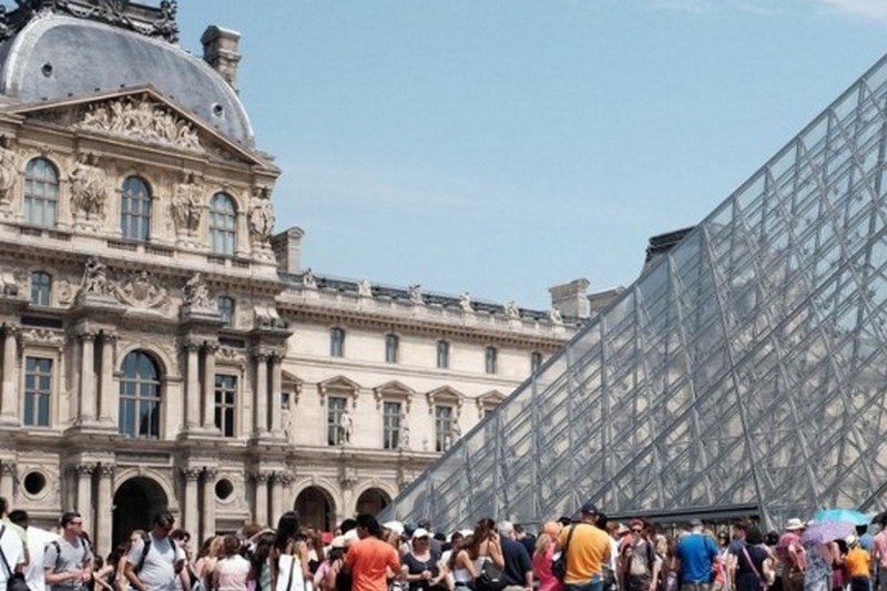 В Париже закрыли Лувр