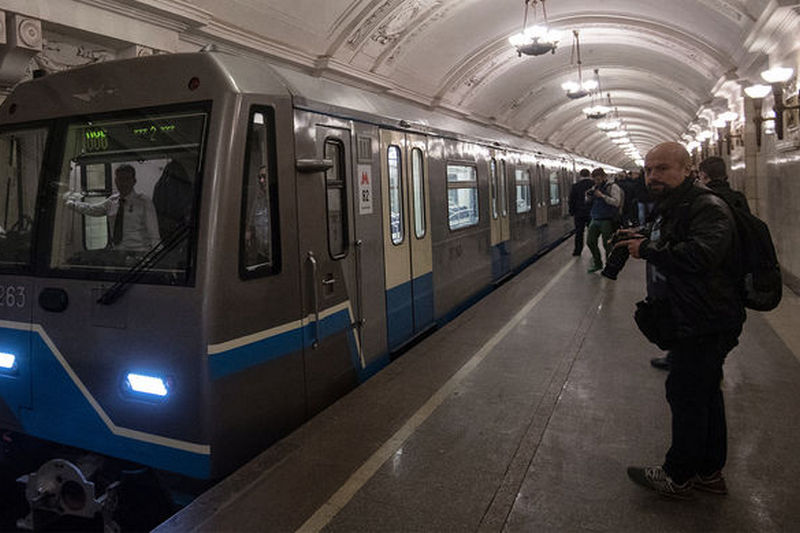 В Киеве мужчина возле метро подавился салом и умер