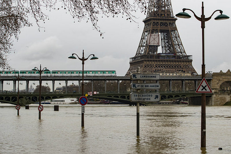 Уровень воды в Сене достиг пика, в Париже на неделю закрыли 7 станций метро