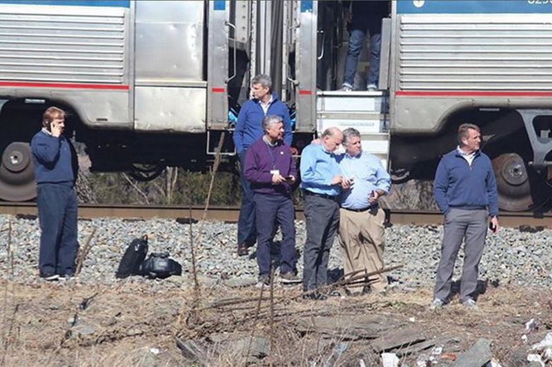 В США поезд с конгрессменами врезался в грузовик с мусором