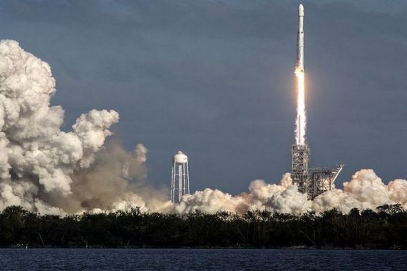 Шаг в будущее: Как выглядел запуск сверхтяжелой ракеты Falcon Heavy