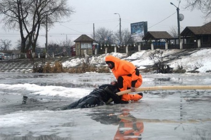 С начала года из-за тонкого льда на реках и озерах Украины погибли 62 человека, - ГСЧС