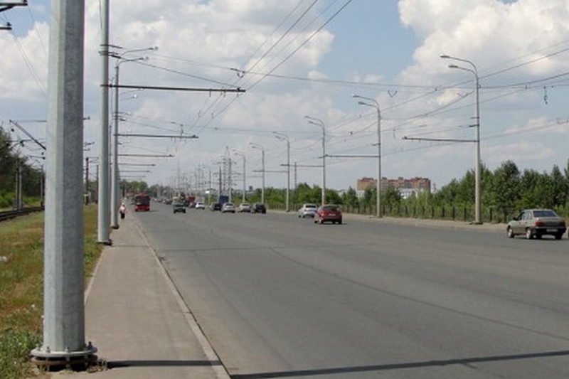 Во Львове авто сбило опору троллейбусной линии: водитель умер, движение перекрыто