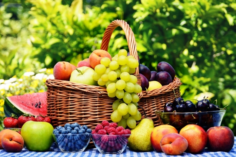 Как есть первые ягоды и фрукты без ущерба здоровью