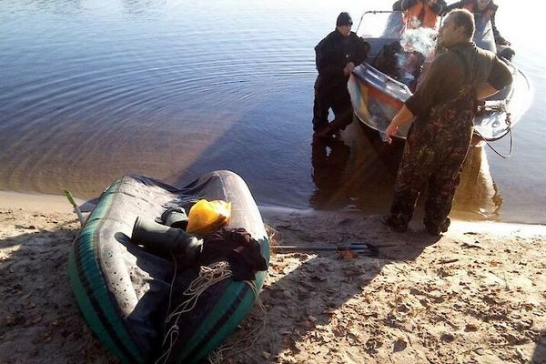 В Киеве перевернулась лодка с рыбаками