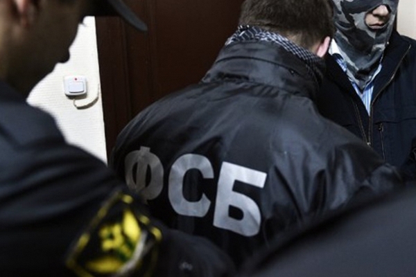 У здания ФСБ России устроили акцию в поддержку политзаключенных: подожгли активиста и сожгли тома уголовных дел