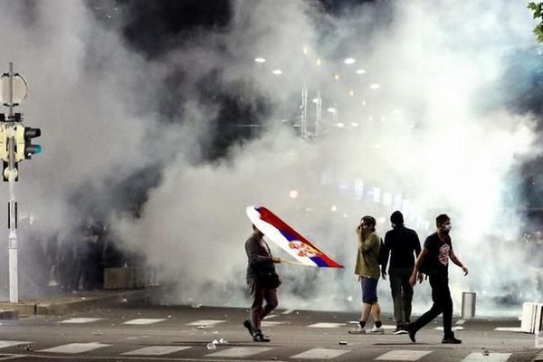 В Ереване протестующие ворвались в парламент и избили спикера (ВИДЕО)