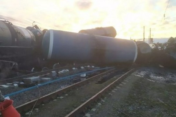 В РФ потерпел крушение поезд с мазутом: дизтопливо разлилось на площади 1,2 га