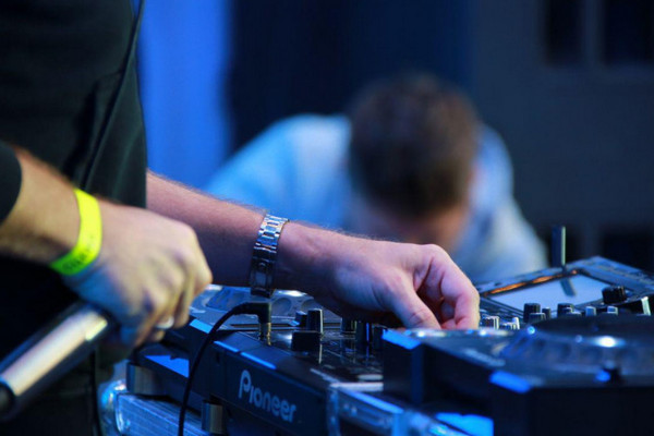 Немецкий суд признал, что техно — это музыка