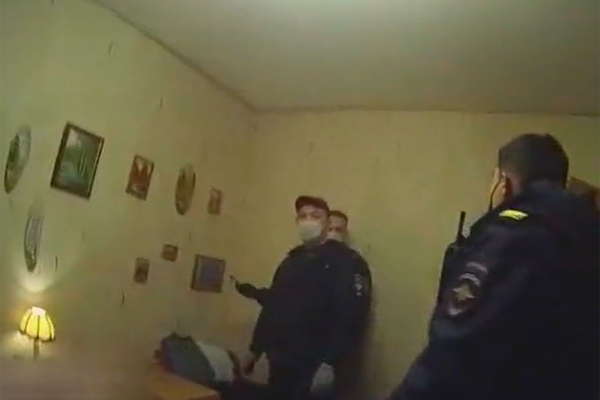Россиянка сдала полиции сына из-за склада нелегального оружия в их квартире