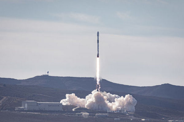 SpaceX с помощью Falcon 9 запустила на орбиту спутник для изучения океана