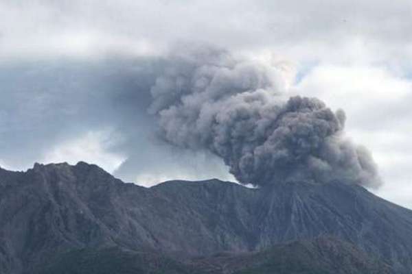 В Японии произошел зрелищный взрыв вулкана