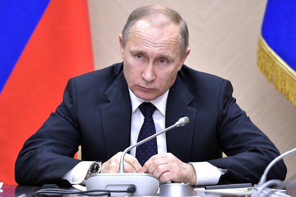 Путин приказал вакцинировать учителей и врачей от COVID