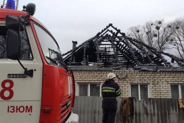 Харьковские пожарные вынесли из горящего дома двоих детей Фото: ГСЧС