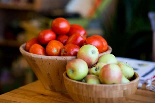 Россия ввела эмбарго на помидоры и яблоки из Азербайджана