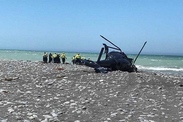 В Новой Зеландии вертолет рухнул на пляж, есть погибшие