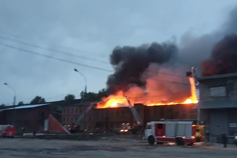 В Воронеже загорелся завод