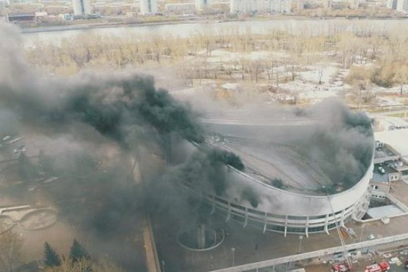 В Красноярске сгорел Дворец спорта (видео)