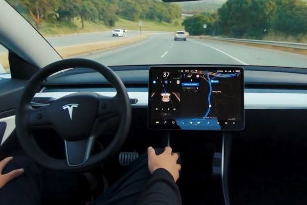 Владельцы автомобилей Tesla получили новое обновление: что изменилось