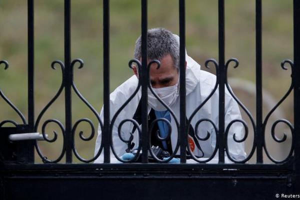 Под Парижем неизвестные осквернили свастиками десятки могил