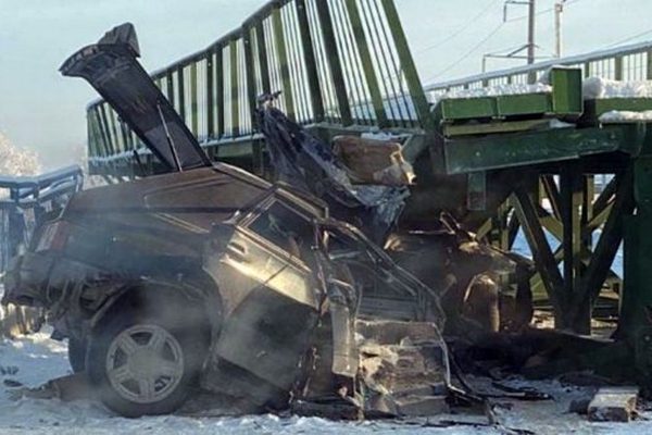 В России мост рухнул на автомобили, есть погибшие – фото