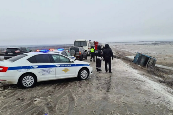 В России перевернулся автобус, следовавший в Луганск: есть погибшие. Фото