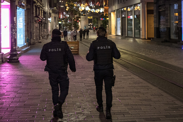 В Стамбуле мужчина с ножом напал на трех россиян