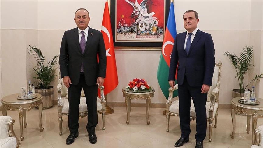 Ведущие турецкие и азербайджанские дипломаты разговаривают по телефону