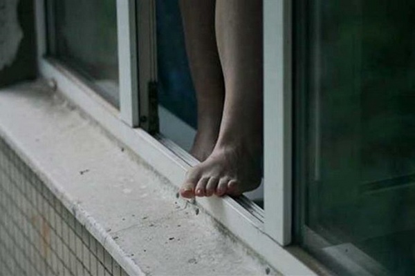 В Киеве девушка поссорилась с парнем и выпрыгнула из окна