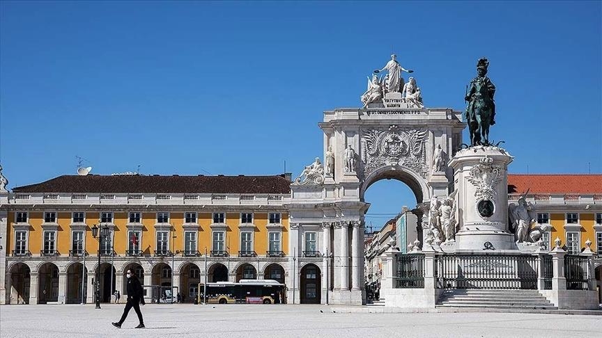 Португалия ограничивает поездки и просит помощи от COVID