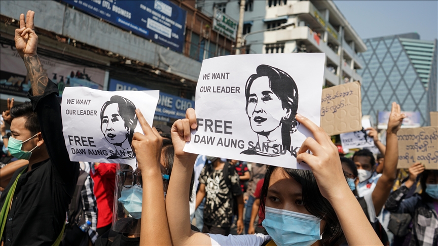 Мьянма: полиция стреляет резиновыми пулями, чтобы разогнать протестующих