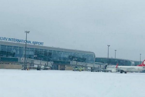 Снегопад во Львове: отменяют авиарейсы, в области запретили движение грузовиков