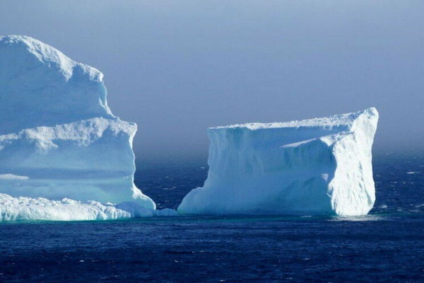 Самый большой айсберг в мире раскололся на несколько частей