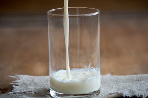 Сколько молока безопасно пить взрослому человеку?