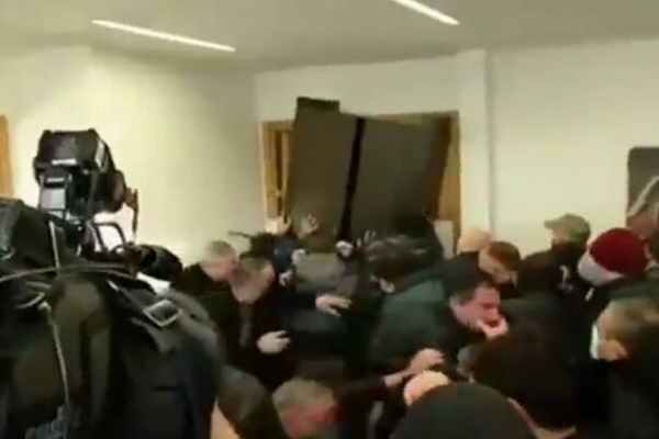 В Грузии силовики штурмовали офис партии Саакашвили