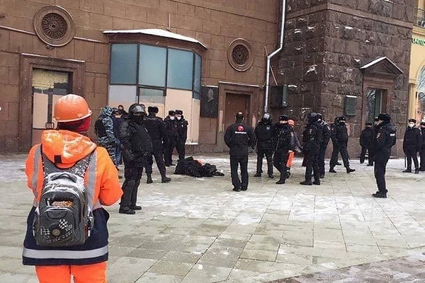 В Москве мужчина поджег себя у здания топ-телеканалов: видео