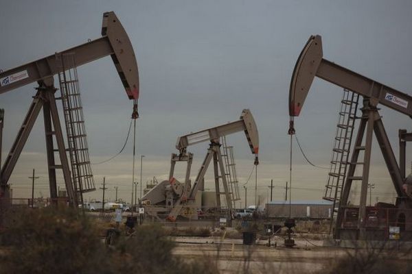 Цены на нефть падают на фоне укрепления доллара