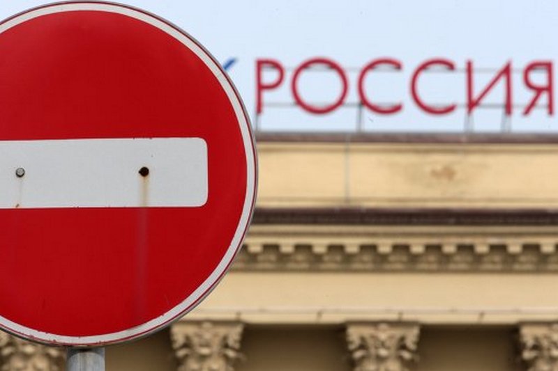 Потери от санкций переложат на россиян