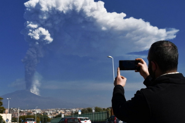 Вулкан Этна выбросил столб пепла на 12 километров