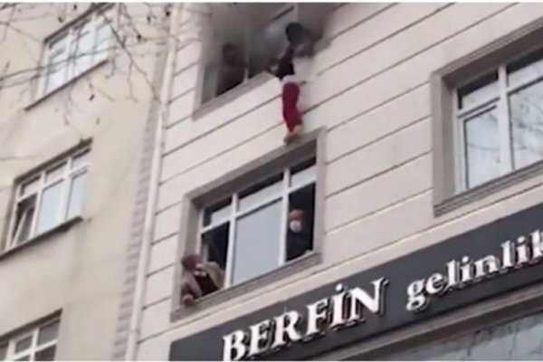 В Турции женщина вышвырнула четверых детей из окна и прыгнула сама
