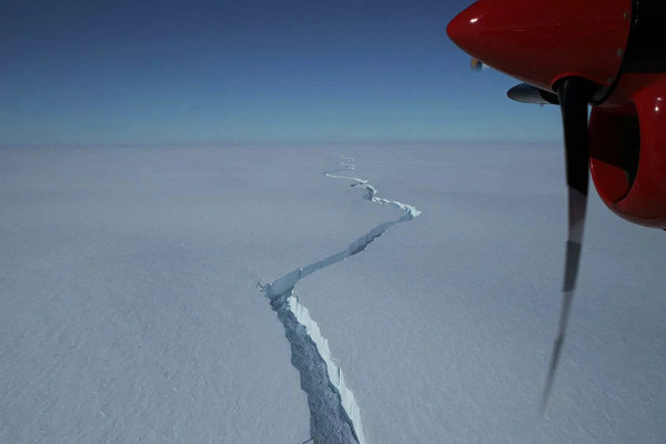 Опубликовано видео гигантского айсберга в Антарктиде