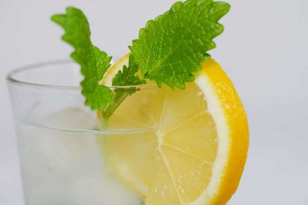 Названы удивительные свойства лимонной воды